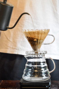 porta filtro e jarra de vidro para café