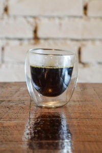 copo de vidro com parede dupla cheio de café